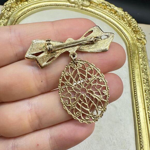 Vintage Jewelry Gold Tone Filigree Victorian Brooch Dangling Charm  Faux Pearl - Picture 2 of 2